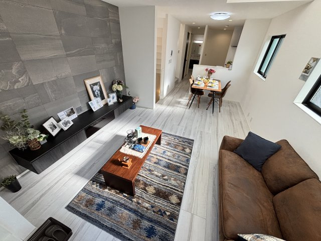 MELDIA緑区黒沢台11905②｜名古屋市の戸建ならホームアップの居間・リビング|【売主施工例】南から陽射しが入り明るいリビング