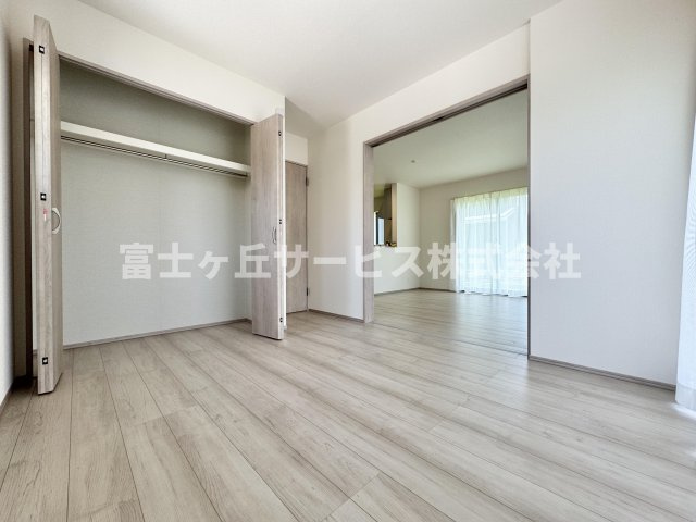 【洋室】 | 島田市中河 新築一戸建て A号棟 | リビングの隣にある洋室です