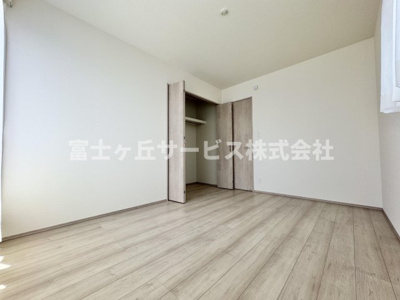 【洋室】 | 島田市中河 新築一戸建て A号棟 | バルコニーに面した洋室です
