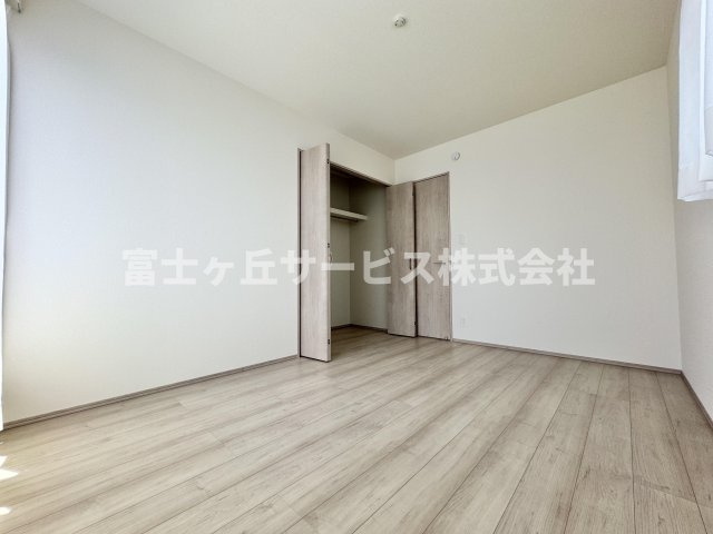 【洋室】 | 島田市中河 新築一戸建て A号棟 | バルコニーに面した洋室です