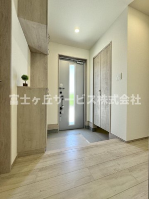 【玄関】 | 島田市中河 新築一戸建て A号棟 | 収納もある玄関です