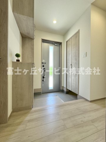 【玄関】 | 島田市中河 新築一戸建て A号棟 | 収納もある玄関です