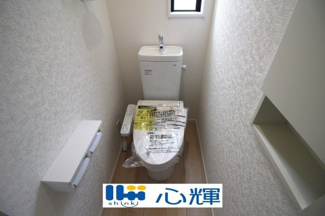 【トイレ】 | クレイドルガーデン宇部市床波 第3（1号棟） | いつまでも清潔な空間であって頂けますように、汚れをふき取り易いフロアと壁紙をチョイス致しました。
