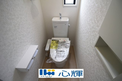 【トイレ】 | クレイドルガーデン宇部市床波 第3（1号棟） | いつまでも清潔な空間であって頂けますように、汚れをふき取り易いフロアと壁紙をチョイス致しました。