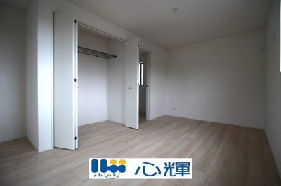 【洋室】 | クレイドルガーデン宇部市床波 第3（1号棟） | 沢山の陽の光が入る明るい室内。収納たっぷりなのでお荷物の多いご家庭でもすっきりと収納出来ます。