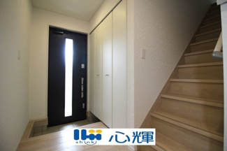 【玄関】 | クレイドルガーデン宇部市床波 第3（1号棟） | たくさんある靴もすべて収納して頂け、玄関をスッキリ綺麗な空間にまとめます。


