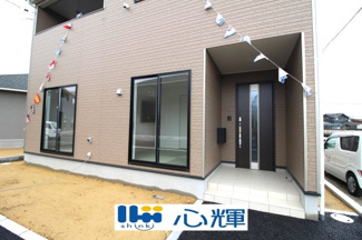 【玄関】 | クレイドルガーデン宇部市床波 第3（1号棟） | 玄関には外出で不在の時も荷物の受け取りが可能な宅配ボックスが設置されています。