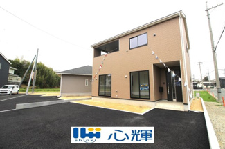 【外観】 | クレイドルガーデン宇部市床波 第3（1号棟） | 明るい日差しが差し込む現地。車もゆったり駐めることができます。ぜひ現地をご覧ください。
