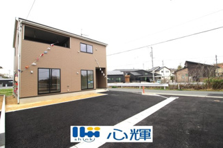 【外観】 | クレイドルガーデン宇部市床波 第3（1号棟） | 家の顔となる玄関は洋風なデザイン。スッキリとした広さを確保し、沢山のゲストを迎えても安心です。
