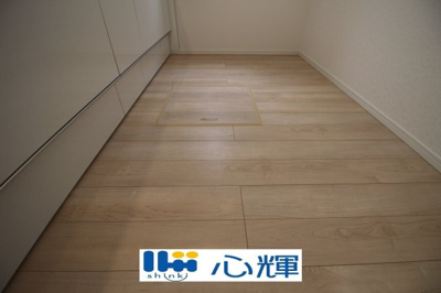 【収納】 | クレイドルガーデン宇部市床波 第3（1号棟） | キッチン床下収納です。いざというときの非常食や使用頻度の低いものをコンパクトに収納します。