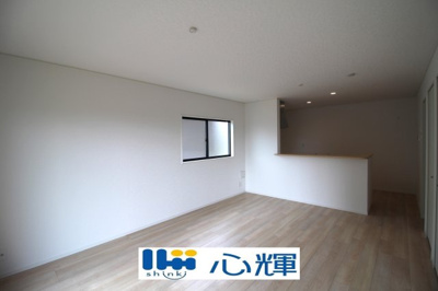 【居間・リビング】 | クレイドルガーデン宇部市床波 第3（1号棟） | 降り注ぐ陽光をいっぱいに浴び、メインライトと共に室内全体が明るい・開放感のあるＬＤＫ。