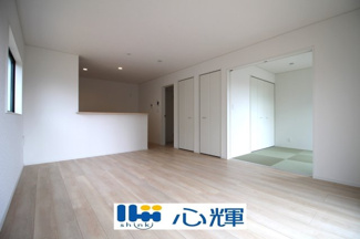 【居間・リビング】 | クレイドルガーデン宇部市床波 第3（1号棟） | 家族が集う開放的な自由空間。季節ごとに壁飾りや家具の配置を変えて楽しんでみるのはいかがですか。