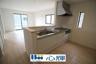 【キッチン】 | クレイドルガーデン宇部市床波 第3（1号棟） | 充分なスペースを実現したキッチン空間となっています。寛ぐ方とお料理をされる方の一体感を重視した設計。