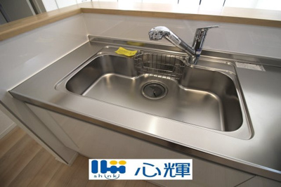 【キッチン】 | クレイドルガーデン宇部市床波 第3（1号棟） | 浄水器付きです。水栓は先端が引き出せるのでシンクの隅々まで水が届きます。


