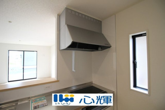 【キッチン】 | クレイドルガーデン宇部市床波 第3（1号棟） | 最新タイプのレンジフードは吸引性能も良好！お手入れもカンタンです。
