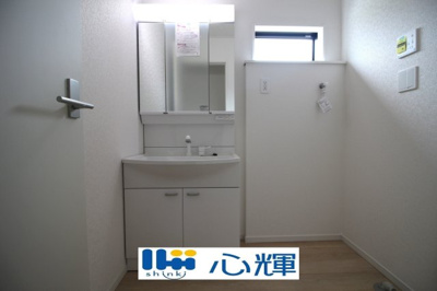 【独立洗面台】 | クレイドルガーデン宇部市床波 第3（1号棟） | 大きくて見やすく清潔感ある洗面台。収納も多く、コスメ等もスッキリと仕舞えます。