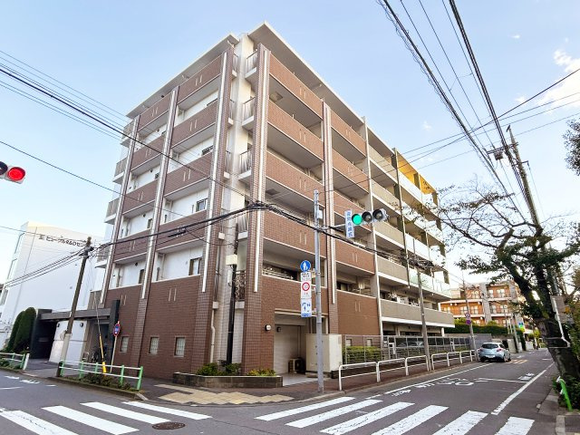 ファミール西台の外観|都営三田線「蓮根」駅まで徒歩約9分 他路線利用可能な立地です ペット飼育可能につき、大切な家族のペットとも一緒にお暮しいただけます