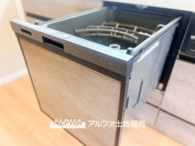 リーベスト立川のキッチン|【Food washing machine】
◆食洗機◆お子様の面倒を見れる時間が増え時短になります。加えて手荒れも防げてしかも節水が高い為、大変人気があり重宝します。