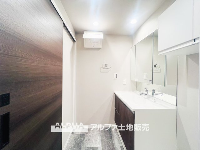 リーベスト立川のランドリースペース|【Laundry space】
◆ランドリースペース◆広々した空間で雨の日でも十分に洗濯物を乾かすことが出来ます。バスルームには浴室換気乾燥機も付いているので重宝しますね。