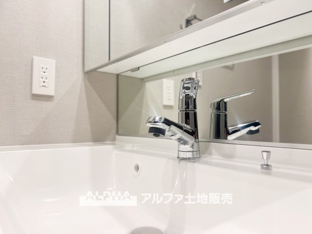 リーベスト立川の独立洗面台|【trifold mirror】
◆三面鏡◆歯ブラシ・コップ・ドライヤー・化粧品類など様々な小物を使用するので散らかってしまいがち。鏡の裏収納でたっぷり収納して生活感を隠し、スタイリッシュな空間に。