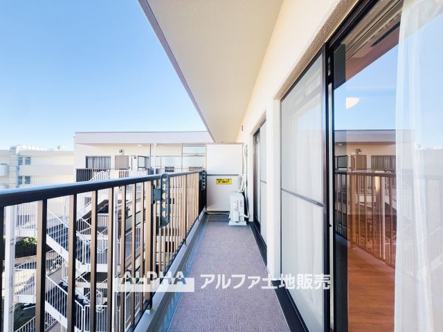 リーベスト立川のバルコニー|【Blue sky】
◆青空に包まれて◆ベランダから望む紺碧の空。外を眺め時を忘れるなんて、ひさしかたぶりだろうか。こんなにも広く美しい情景が我が家にも広がっているなんて。こんな時間を大切にしたい。