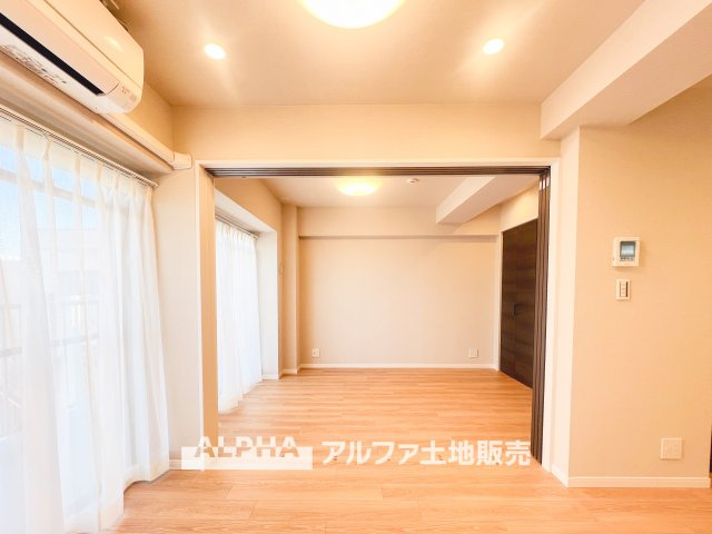 リーベスト立川の居間・リビング|【Living room】
◆リビングルーム◆そこには目を輝かせ笑顔で見つめてくれる君がいて、「ただいま」の言葉がこだまする。そんな君の瞳に恋している。