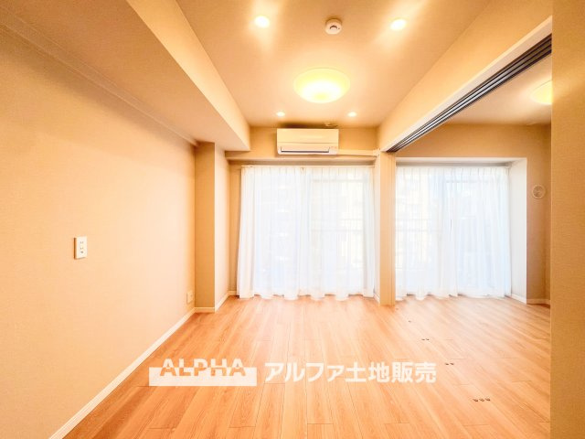 リーベスト立川の居間・リビング|【Gentle ray】
◆優しい光線◆天然の採光がのフローリングを優しく照らし都会の喧騒から逃れ、疲れたきった私の体をやさしく包みこみ、静寂の世界に誘ってくれる。