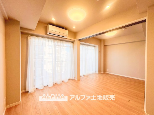 リーベスト立川の居間・リビング|【Livingroom】
◆リビングでお勉強◆家族が側にいるという安心のもとはかどる勉強。部屋にこもらずに、リビングで勉強をする方が成績が上がりやすいというデータもあるぐらいです。