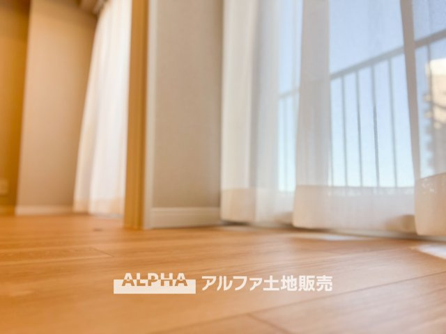 リーベスト立川の居間・リビング|【Voice】
◆声◆通学から帰宅しリビングルームでおしりを直付けする子供達。会話がはじまり今日も口にするのは「床暖って暖かくて気持ちいいね」と。何げない事だが私達にとっては幸せのシーン。