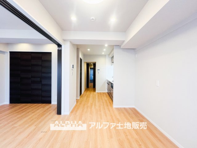 リーベスト立川の居間・リビング|【restful residence】
◆日々の暮らしの中で◆少し照明を意識すると住空間がよくなり安らげる住まいへと変わって行く。ダウンライトの明かりと、広い空間で家族の暮らしが向上する。