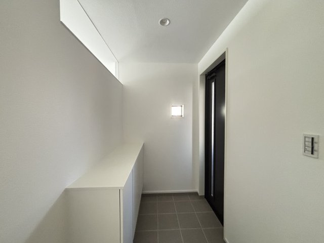MELDIA緑区黒沢台11905②｜名古屋市の戸建ならホームアップの洋室|窓から心地よい光と風を取り込む二面採光。プライベートな時間をゆったりと過ごせる、安らぎの居室空間です。