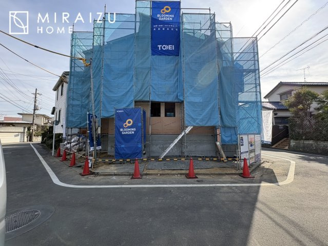 【前面道路含む現地写真】 | プライバシー性と開放感を高める住環境。陽当たりの良い開かれたロケーションを活かし、心地よい暮らしをプランニング

