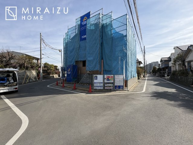 【外観】 | 青く澄み渡った綺麗な空と、陽の光をたっぷりと受ける、そんな新築住宅で新生活をスタートしてみませんか？見学・ご相談等、ミライズホーム(株)までお気軽にご連絡下さい♪