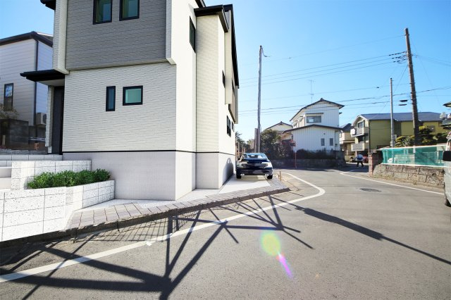 【外観】 | 青く澄み渡った綺麗な空と、陽の光をたっぷりと受ける、そんな新築住宅で新生活をスタートしてみませんか？見学・ご相談等、ミライズホーム(株)までお気軽にご連絡下さい♪