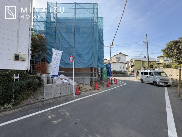 【外観】 | 青く澄み渡った綺麗な空と、陽の光をたっぷりと受ける、そんな新築住宅で新生活をスタートしてみませんか？見学・ご相談等、ミライズホーム(株)までお気軽にご連絡下さい♪