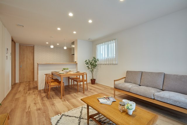 ミジュアリーコート南輝　①号地の居間・リビング|１６帖のリビングダイニング。