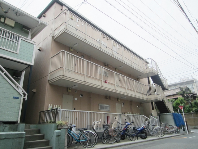 エステートピアＭⅠの外観|おしゃれな外観の３階建てです