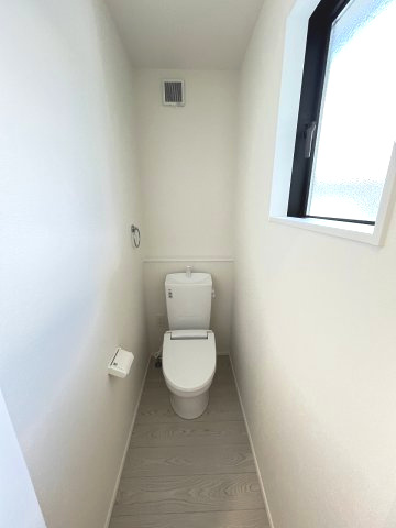 【内装】 | 福岡市南区西長住2丁目2期　1号棟（全5棟）【仲介手数料無料・0円】 | 施工例。2階にもトイレです。施工例は完成時と異なる場合があります。