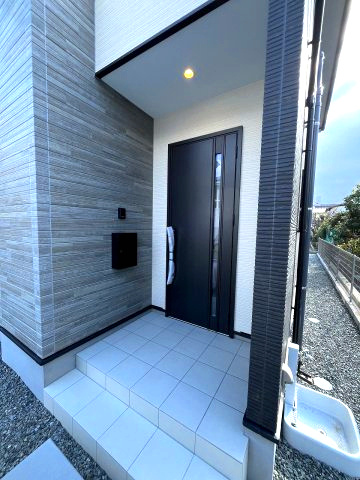 【玄関】 | 福岡市南区西長住2丁目2期　1号棟（全5棟）【仲介手数料無料・0円】 | 施工例。施工例は完成時と異なる場合があります。