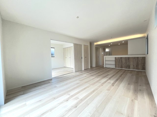 【内装】 | 福岡市南区西長住2丁目2期　1号棟（全5棟）【仲介手数料無料・0円】 | 施工例。リビングです。施工例は完成時と異なる場合があります。