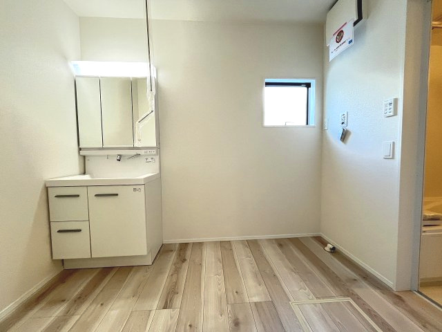 【洗面所】 | 福岡市南区西長住2丁目2期　1号棟（全5棟）【仲介手数料無料・0円】 | 施工例。施工例は完成時と異なる場合があります。