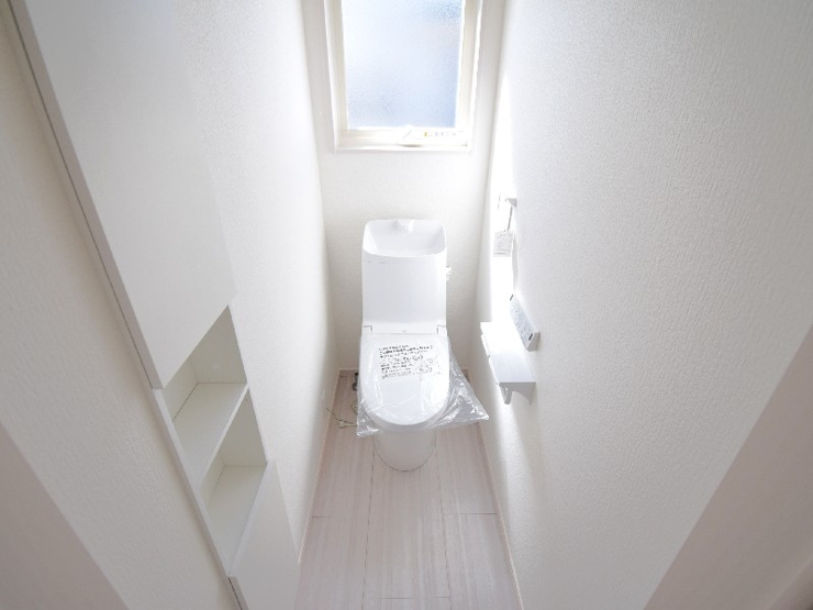 新築　前橋市下細井町　全2区画　2号棟のトイレ|現地写真　節水タイプのウォシュレット付きトイレ、水道料節約に一役買います！