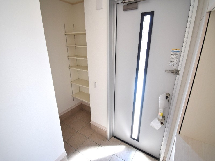 新築　前橋市下細井町　全2区画　2号棟の玄関|現地写真　シューズボックスと玄関土間収納があり、かなりの収納量が期待できます！			
　						
