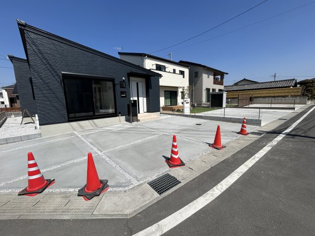 新築　前橋市下細井町　全2区画　2号棟の駐車場|現地写真　駐車スペースは建物南側に並列2台分可能です！