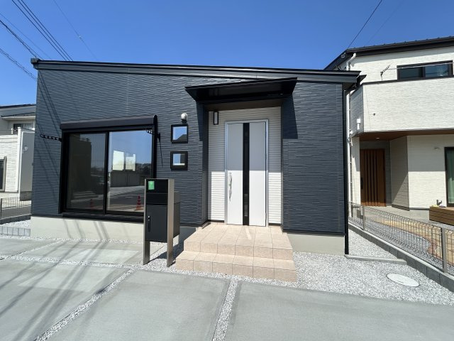 新築　前橋市下細井町　全2区画　2号棟の玄関|現地写真　ポストと一体型のTVモニターホンでセキュリティ安心！嬉しい宅配ボックス付き♪