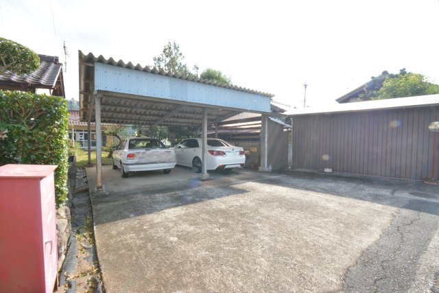 丹波市市島町中竹田の中古一戸建の駐車場|カーポート