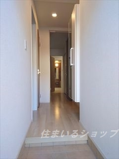 広島市安佐北区亀山７丁目のアパートの玄関|ミラー付き大型シューズボックス