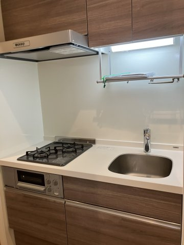 【キッチン】 | THE TOGOSHIGINZA RESIDENCE | ※同物件の別部屋参考写真です　グリル付き2口ガスコンロのシステムキッチン