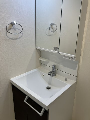 【独立洗面台】 | THE TOGOSHIGINZA RESIDENCE | ※同物件の別部屋参考写真です　収納付きの使い勝手の良い独立洗面台