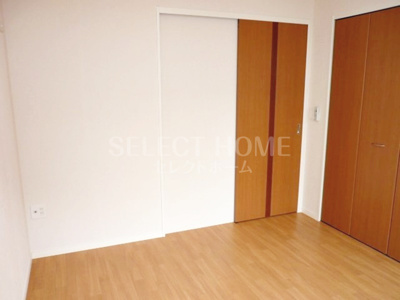 【寝室】 | グリーンスクエアー | 広くて明るい寝室